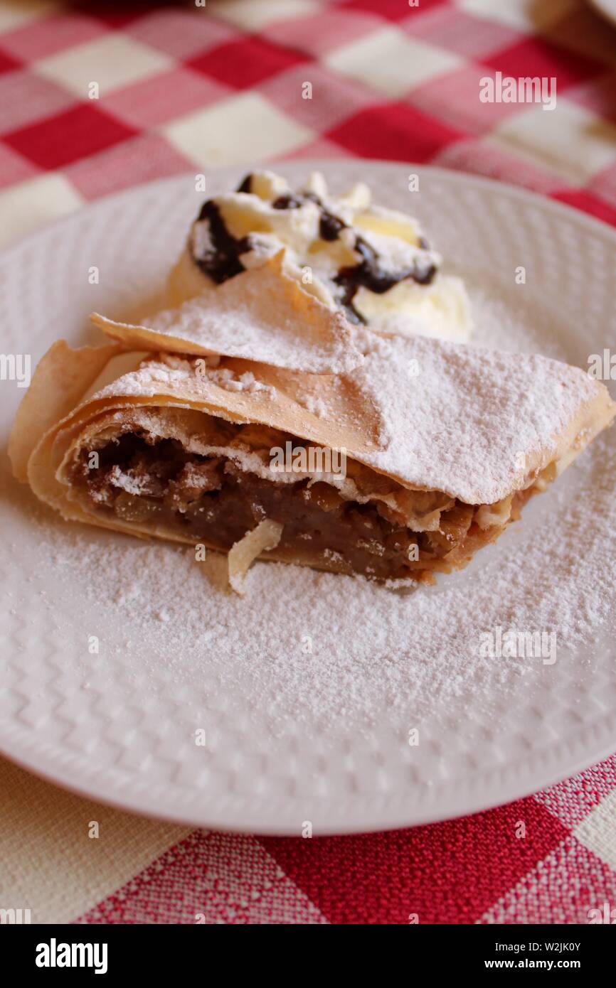 Una piastra di piatti tradizionali ungheresi lo Strudel di mele con panna, uno dei più popolari dolci in Ungheria. Foto Stock