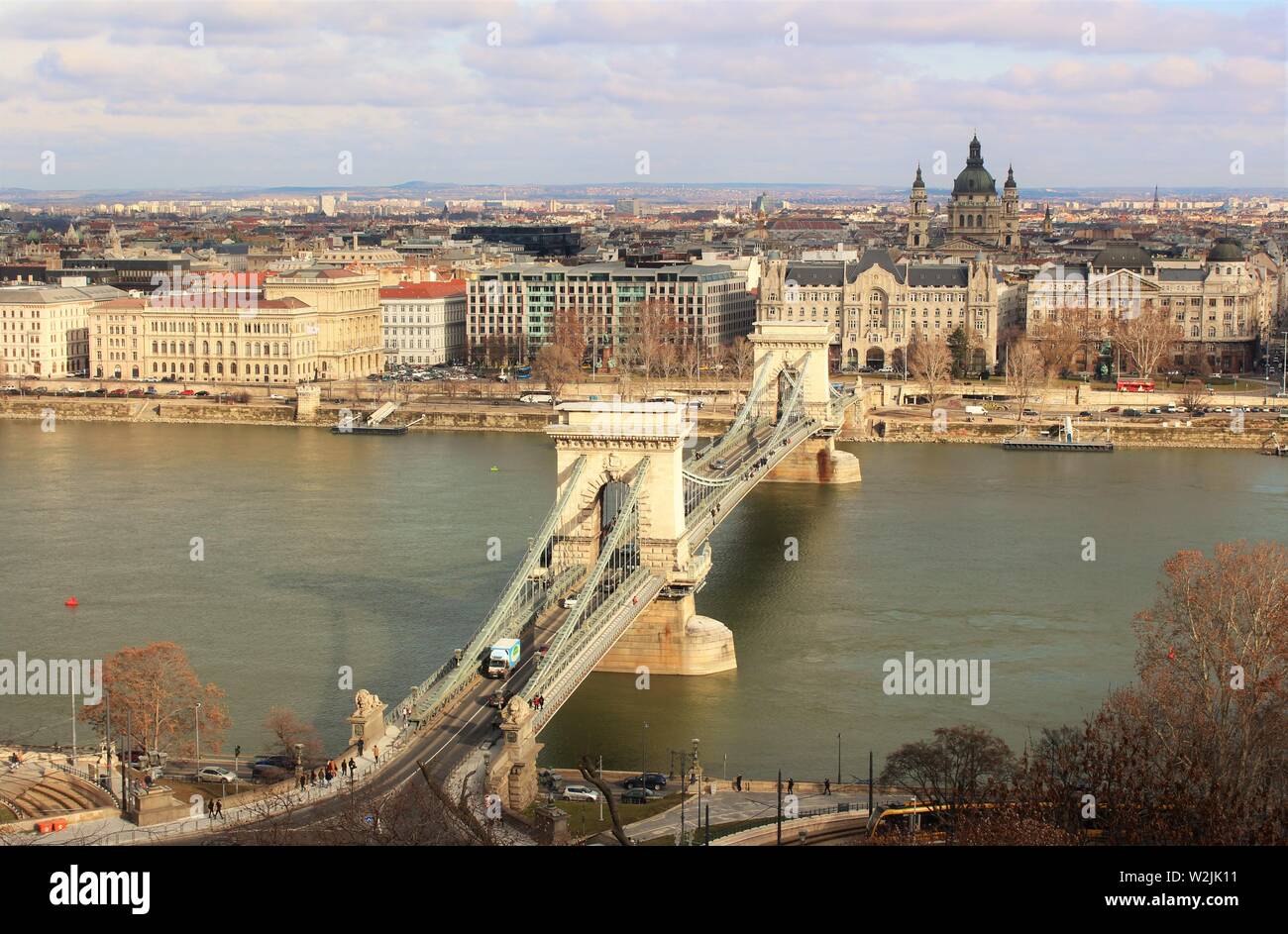 Vista aerea di Budapest 'Chain Bridge", che fu il primo ponte costruito sul fiume Danubio, per fornire un collegamento fisico tra Buda e Pest. Foto Stock