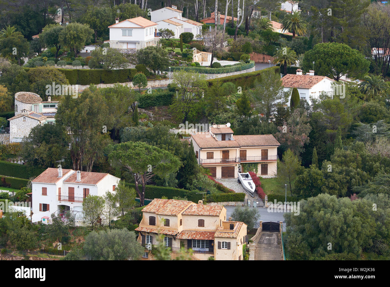 Case sul pendio della montagna in Mandelieu-La Napoule, Costa Azzurra, Francia Foto Stock