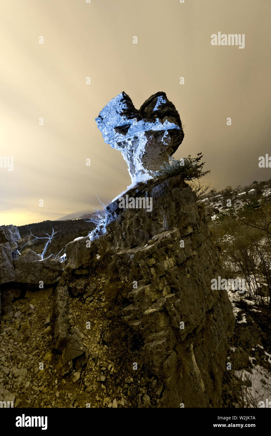 Il Albaredo fungo: caratteristica conformazione rocciosa creato da erosione selettiva. Provincia di Trento, Trentino Alto Adige, Italia, Europa. Foto Stock