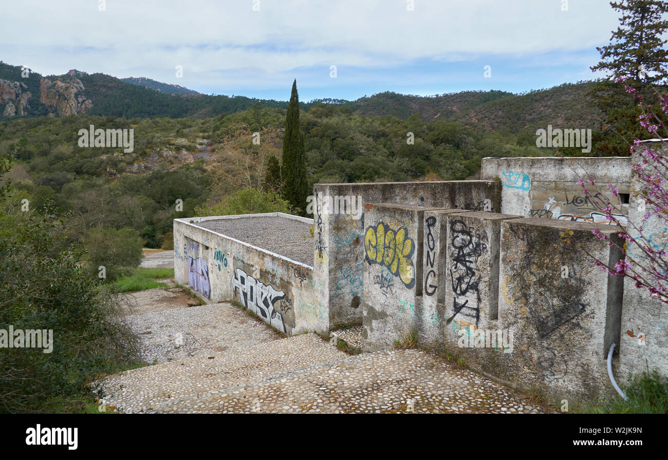 Mandelieu-La Napoule, Francia - 04 Aprile 2019: chiesa abbandonata di Notre-Dame du Labeur nel Domaine de Maure-Vieil Foto Stock