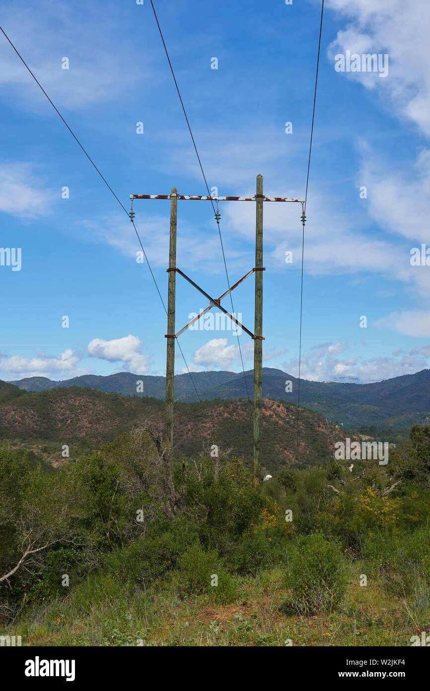 Vecchio adattatore Powerline in montagna nel Domaine de Maure-Vieil, Mandelieu-La Napoule, Costa Azzurra, Francia. Foto Stock