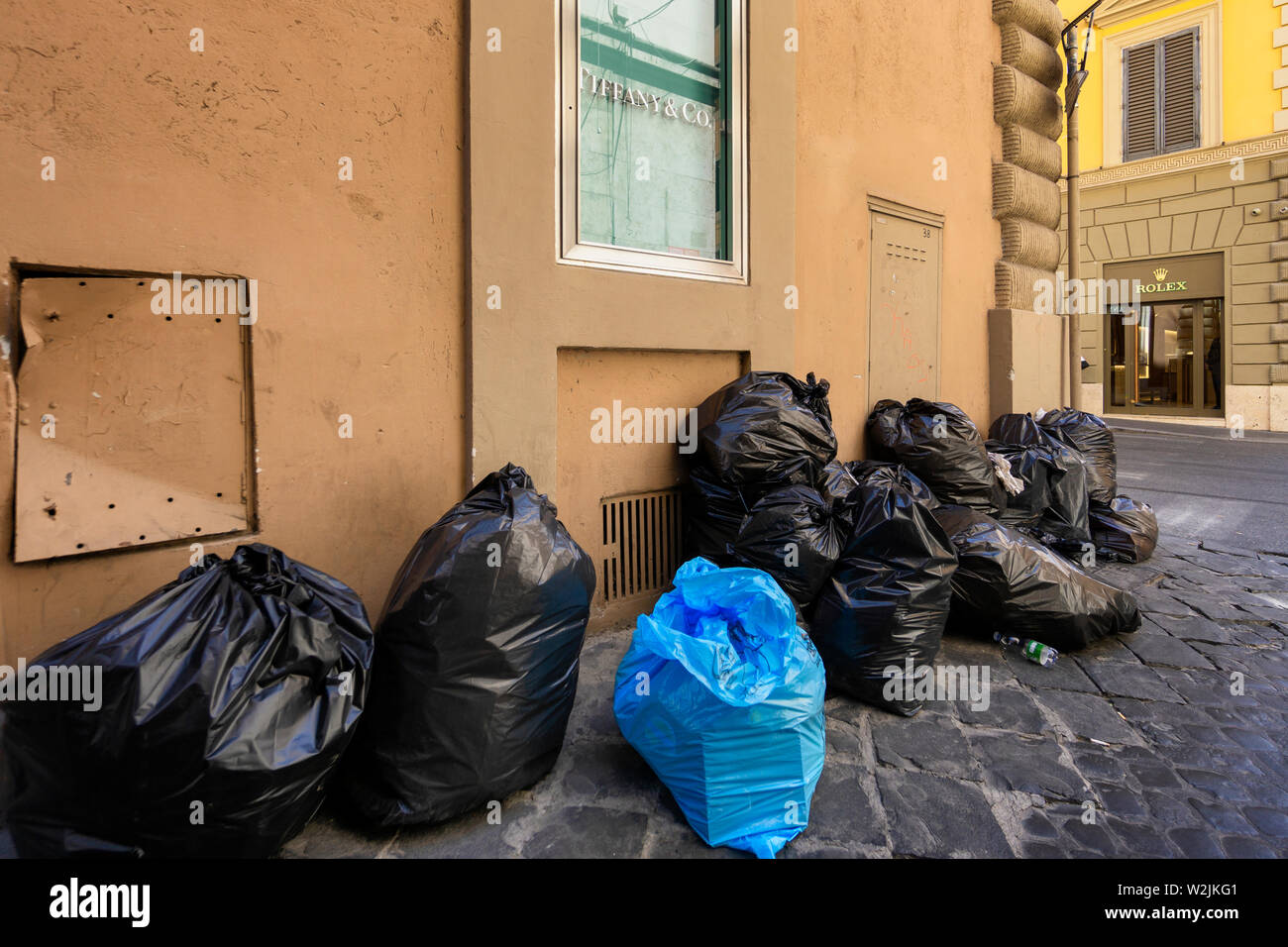 Roma, Italia - 3 Luglio 2019: l'Emergenza rifiuti a Roma comportano anche la popolare area di lusso via Condotti Foto Stock