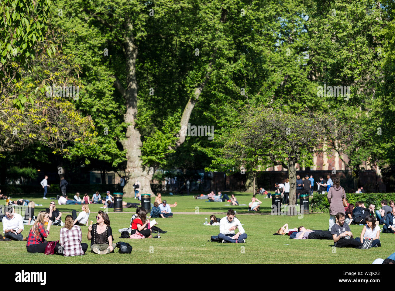 Occupato del Lincoln Inn Fields Londra nel periodo estivo Foto Stock