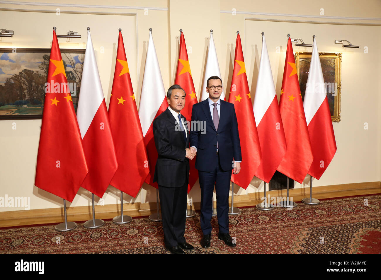 (190709) -- Varsavia, 9 luglio 2019 (Xinhua) -- la visita cinese consigliere di Stato e Ministro degli Esteri Wang Yi (L) si riunisce con il Primo Ministro polacco Mateusz Morawiecki a Varsavia, Polonia, Luglio 8, 2019. (Xinhua/Chen Xu) Foto Stock