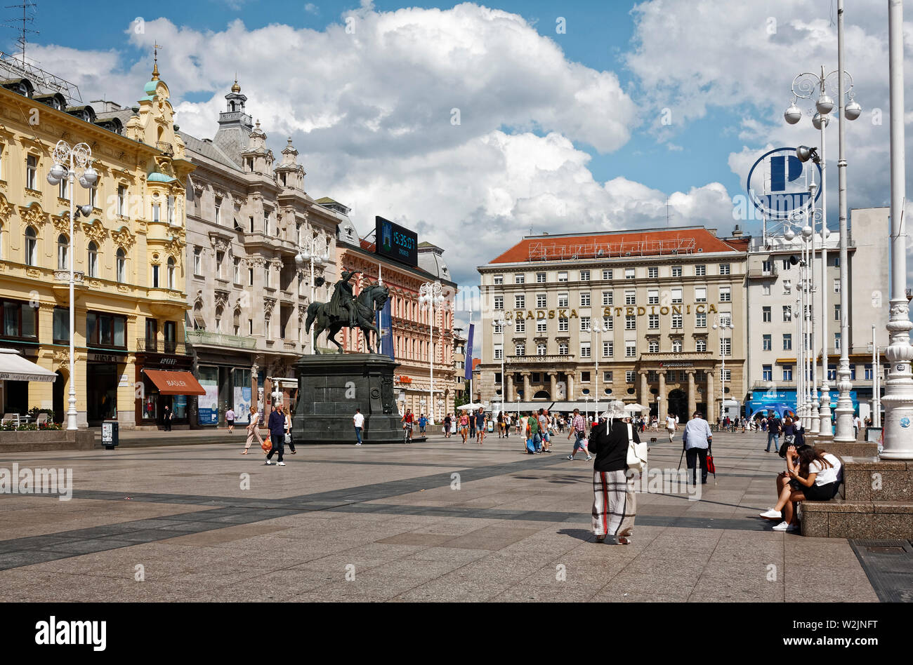 Trg Jelacica Bana; piazza centrale; palazzi ottocenteschi, vecchio, cityscape, persone, Zagabria, Croazia; Europa; estate, orizzontale Foto Stock