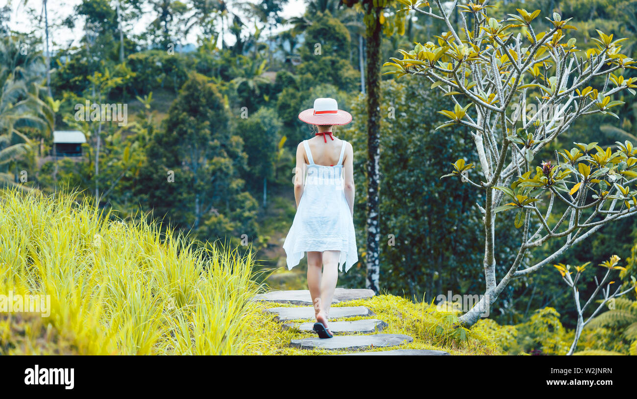 La donna in vacanza tropicale a piedi attraverso la giungla Foto Stock