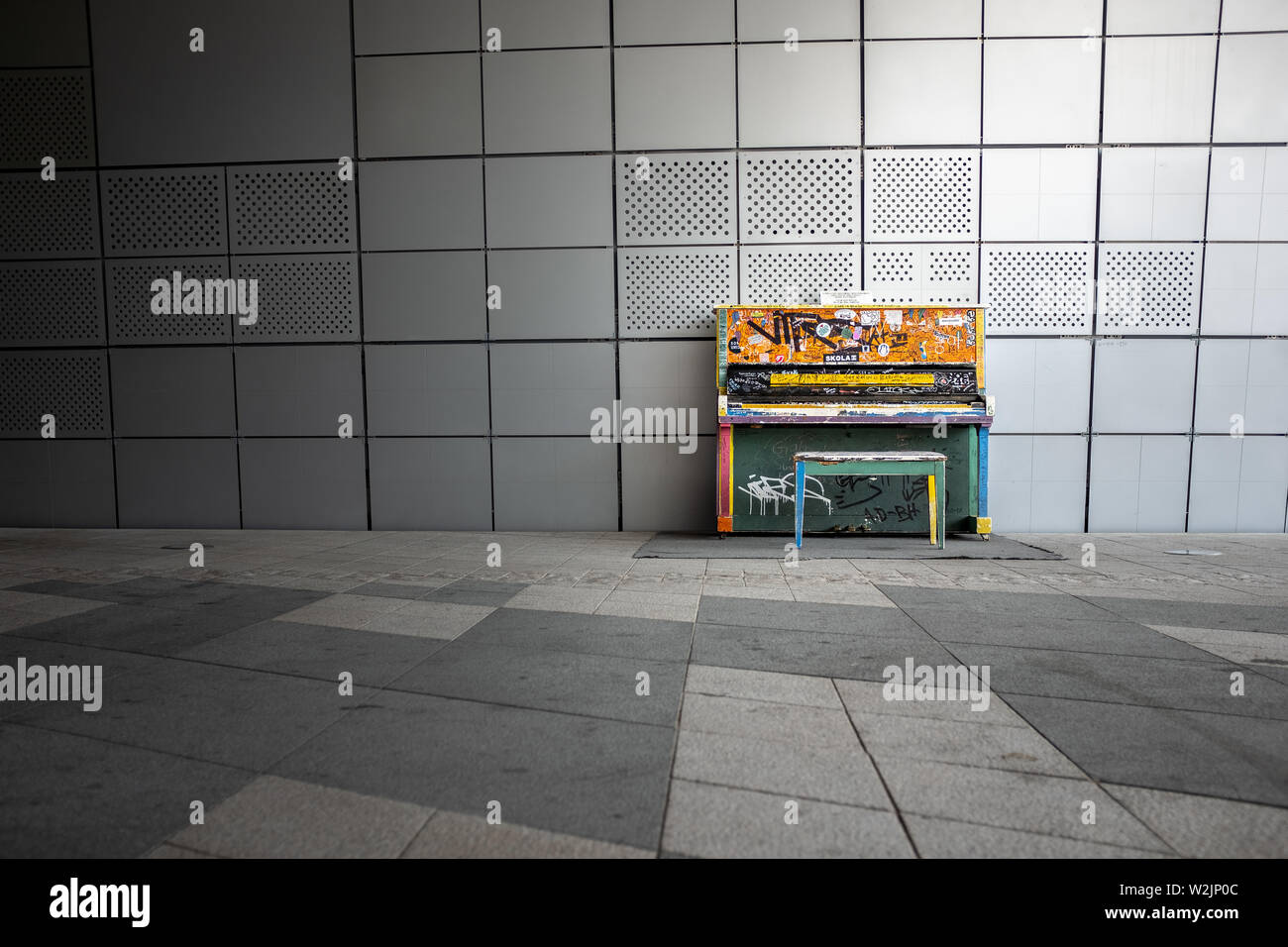 SEOUL, Corea del Sud - 2 giugno 2019: Weathered pianoforte ancora colorato pianoforte presso il design di Dongdaemun plaza Foto Stock