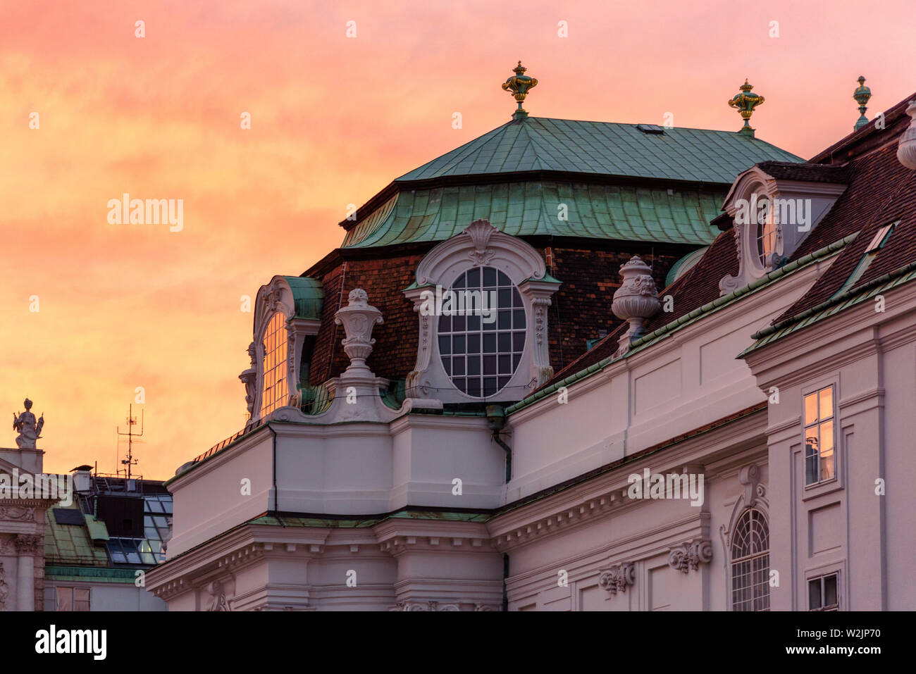 Una sezione del tetto della Biblioteca Nazionale Austriaca al tramonto con un cielo brillante Foto Stock