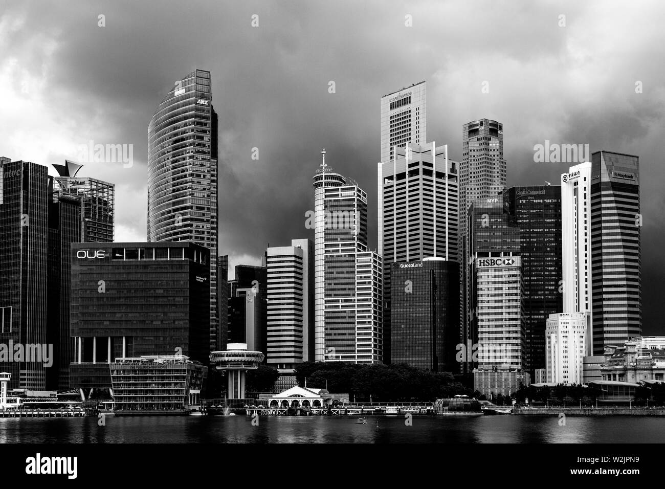 La skyline di Singapore da Marina Bay, Singapore, Sud-est asiatico Foto Stock