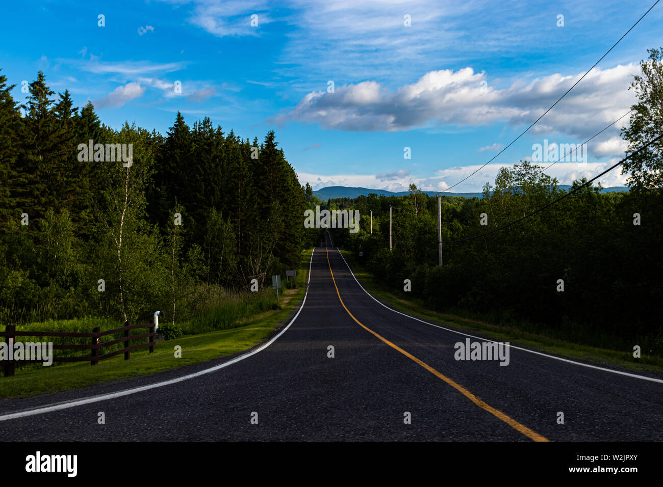 Una autostrada attraverso le colline, Eastern Townships, Quebec, Canada Foto Stock