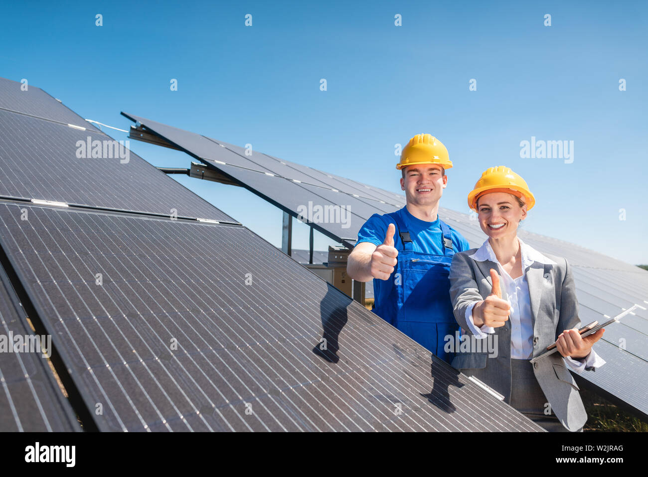 Lavoratore e investitore in centrale solare Foto Stock