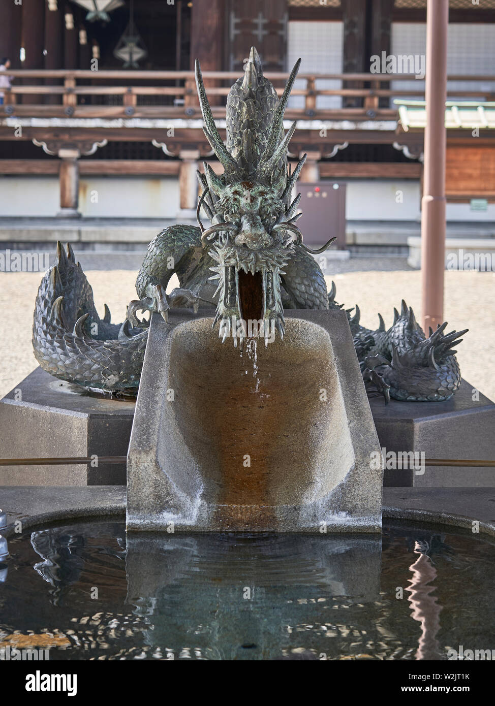 Un drago di alimentazione di acqua alla fontana di purificazione di Higashi Hongan-ji di Kyoto, Giappone. Foto Stock