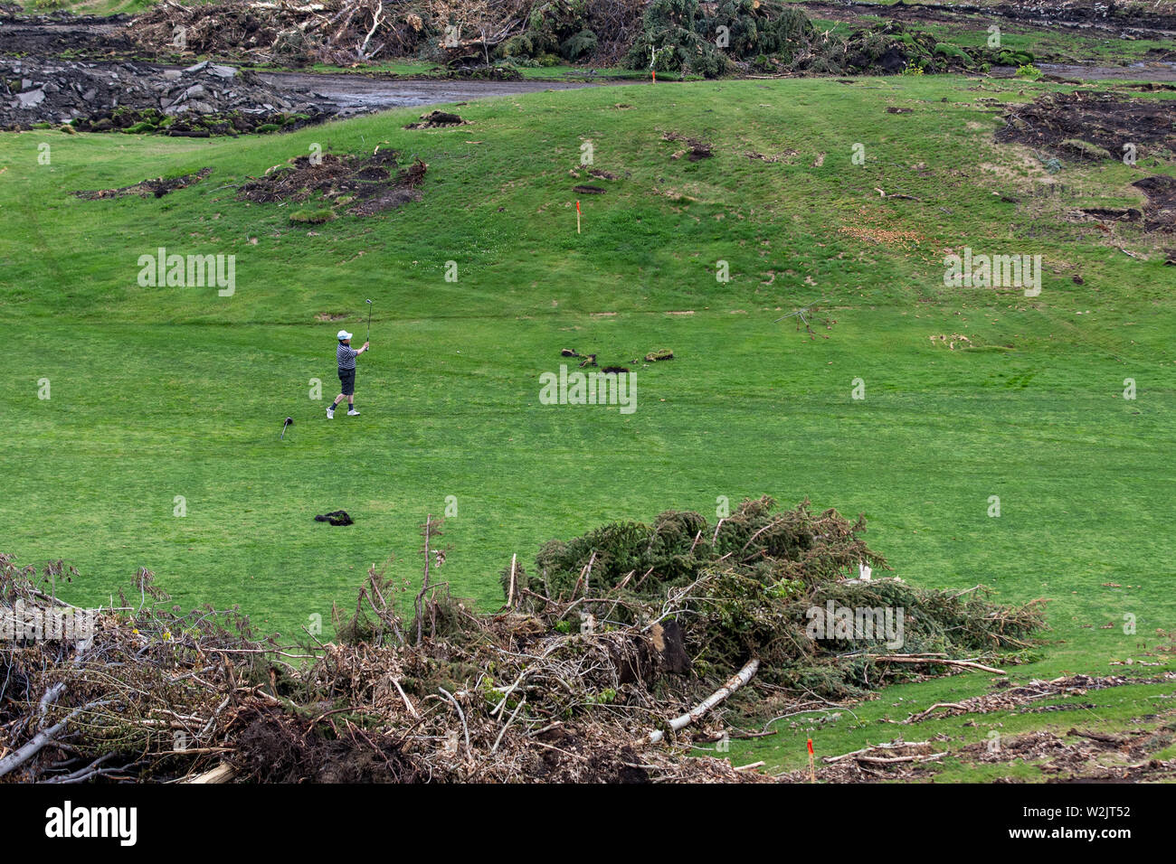 CALGARY, Canada - luglio 7, 2019: un golfista non identificabili gioca a golf in mezzo alle macerie di un campo da golf sotto la demolizione. Tra le principali città del nord Ame Foto Stock
