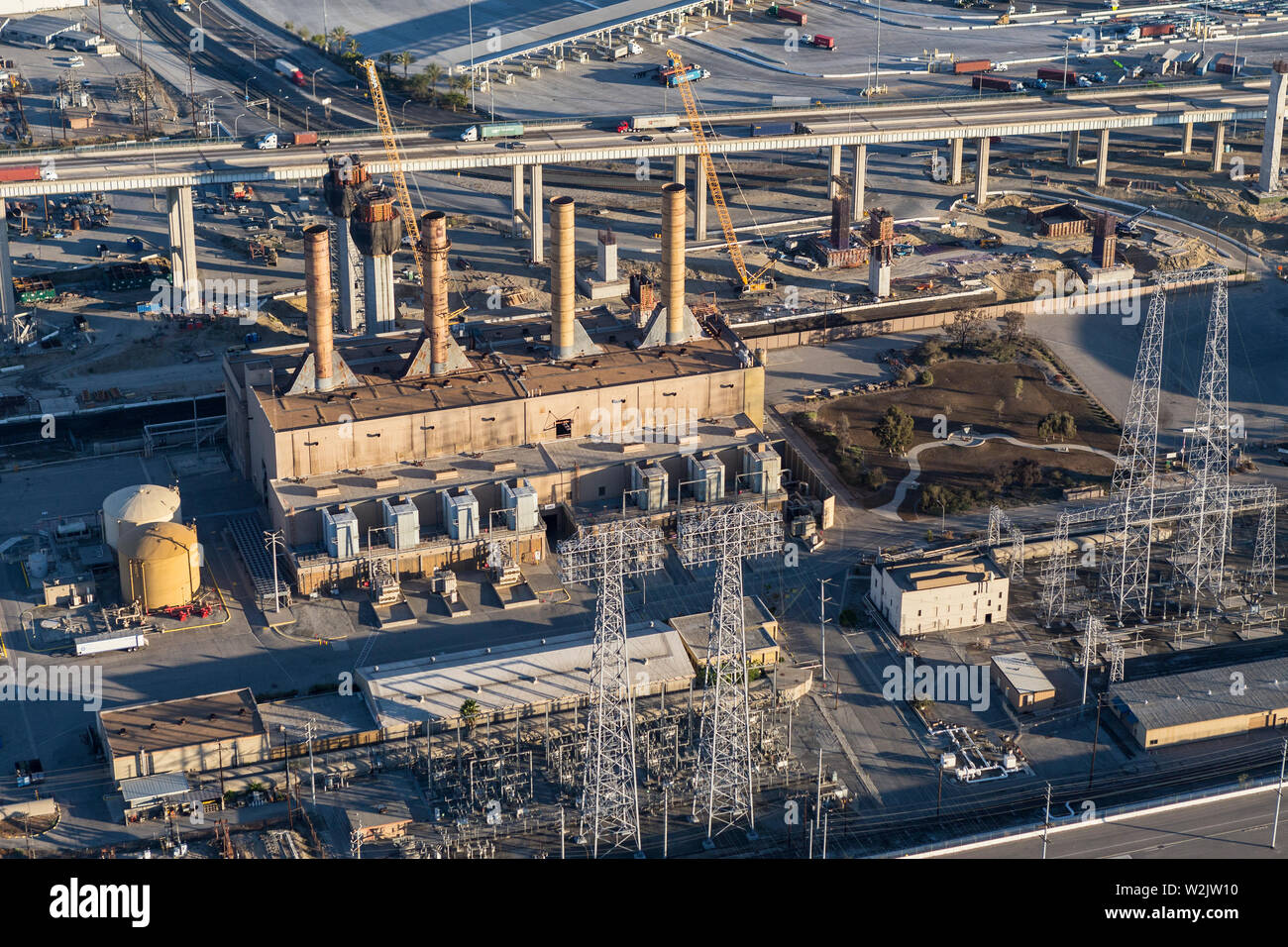 Long Beach, California, Stati Uniti d'America - Agosto 16, 2016: vista aerea di Gerald Desmond Bridge e NRG alimentati a gas naturale impianto di alimentazione sul morsetto isola. Foto Stock