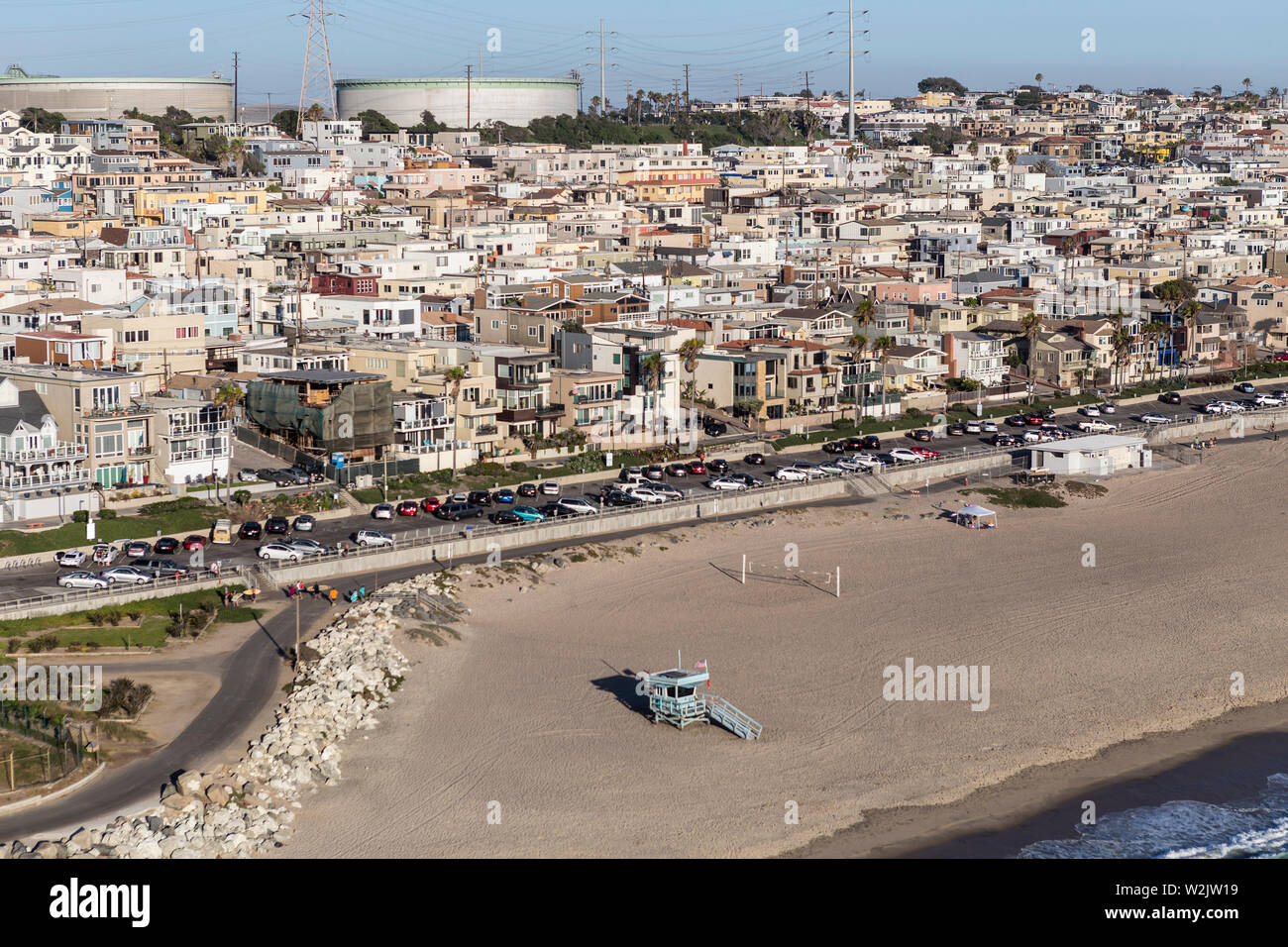 Pomeriggio Vista aerea di spiagge di sabbia, ad alta densità abitativa e serbatoi di accumulo carburante in Manhattan Beach, vicino a Los Angeles, California. Foto Stock