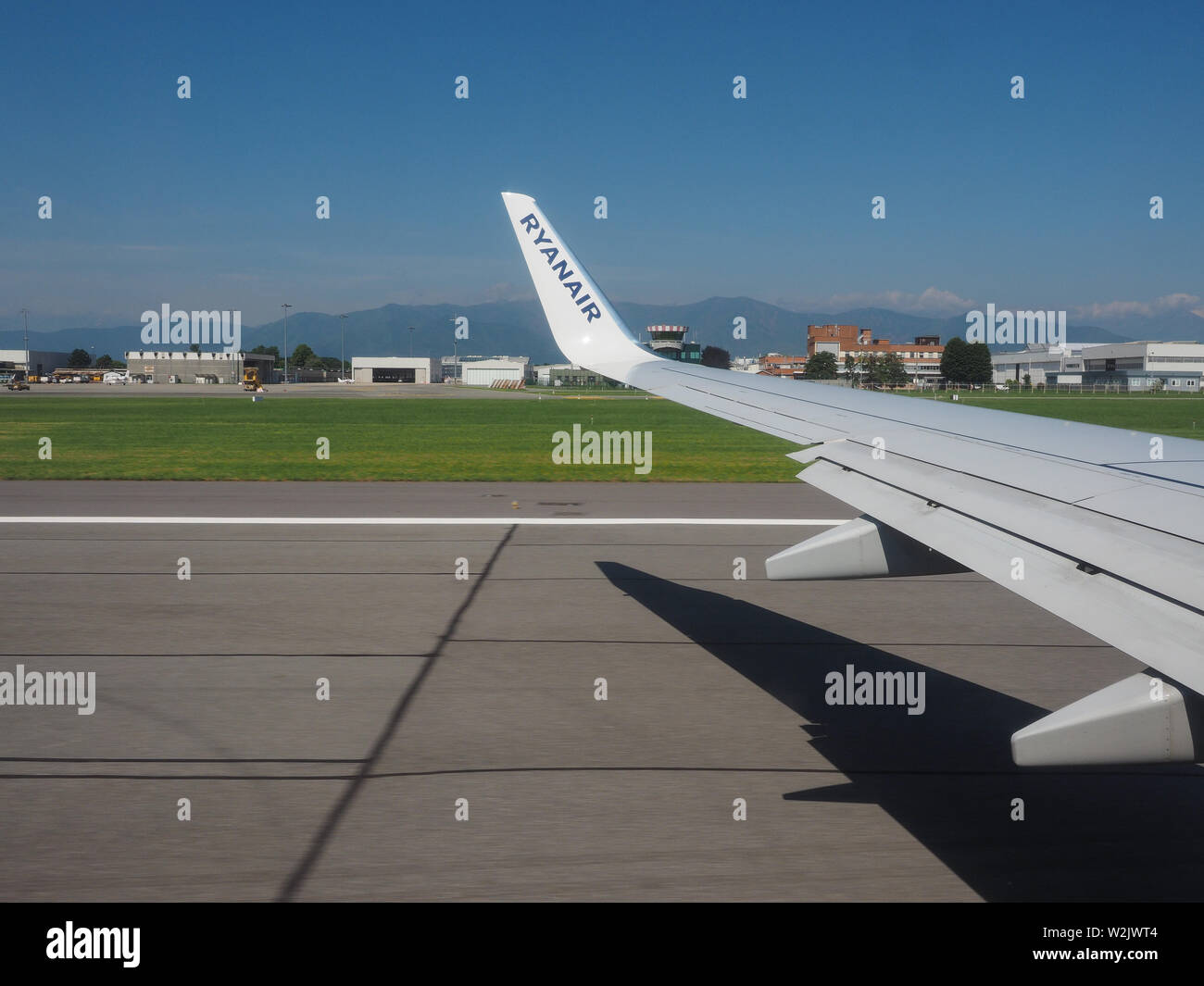 CASELLE, Italia - circa giugno 2019: Piano di Ryanair sulla pista di Sandro Pertini di Torino aeroporto Foto Stock