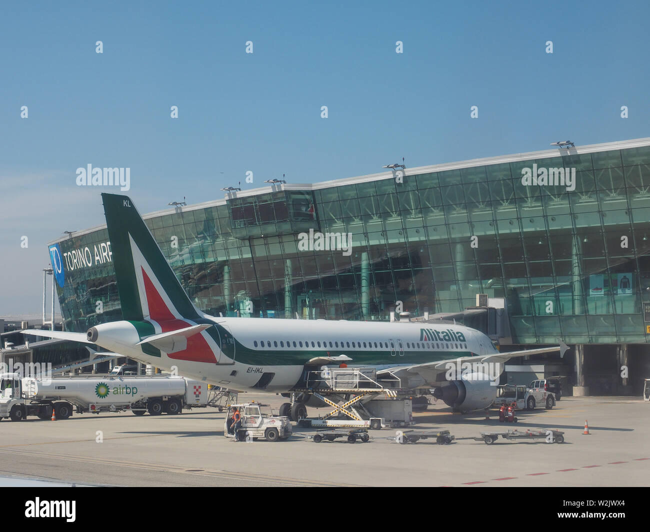 CASELLE, Italia - circa giugno 2019: Alitalia Airbus A320-200 piano a Sandro Pertini di Torino aeroporto Foto Stock