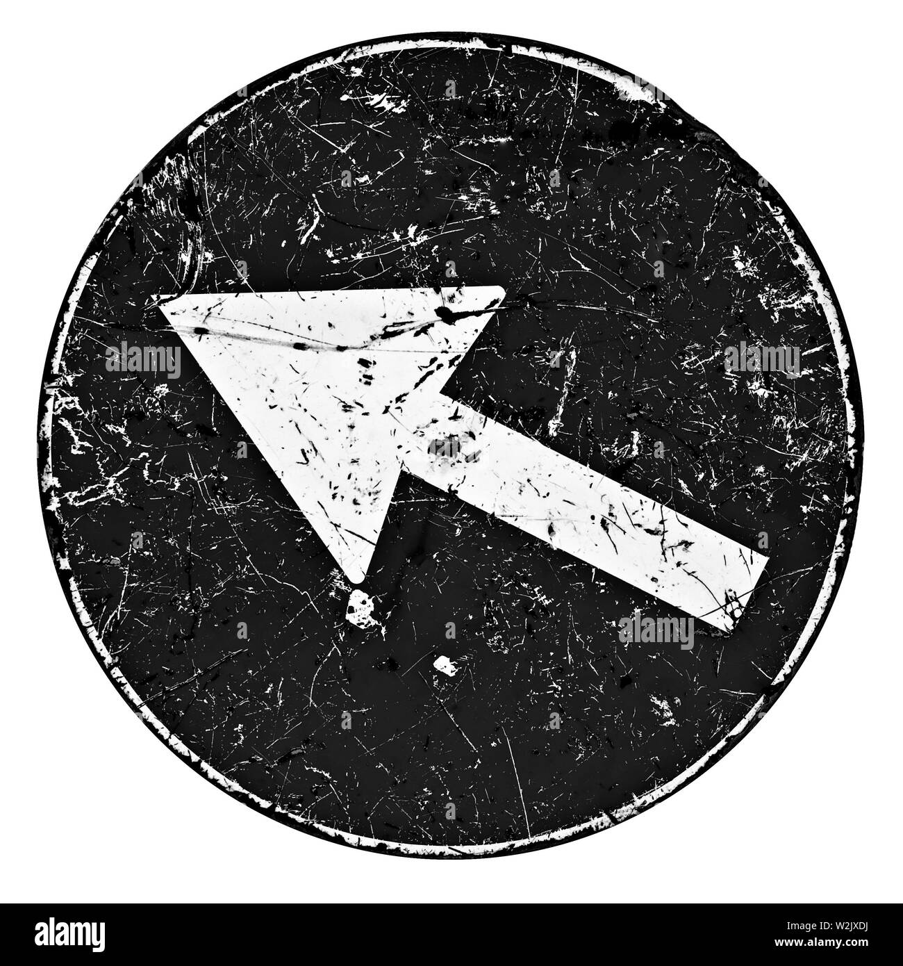 Vecchio danneggiato e metallo graffiato cartello stradale con una freccia bianca su sfondo scuro - Concetto di immagine. Foto Stock