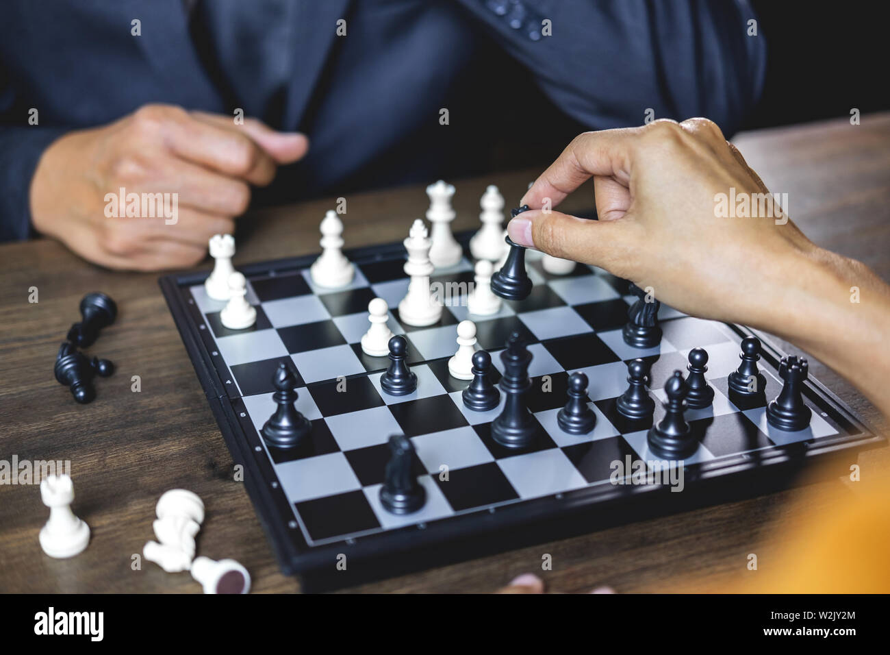 Imprenditore e imprenditrice giocando a scacchi e pensando di strategia crash di rovesciare la squadra opposta e analisi di sviluppo per vincere e di successo Foto Stock