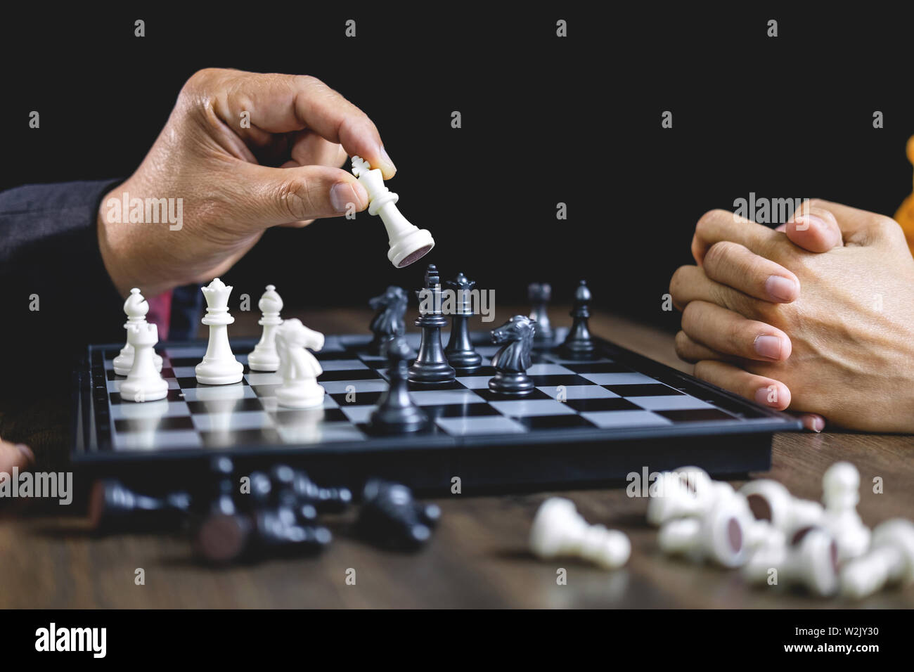 Imprenditore e imprenditrice giocando a scacchi e pensando di strategia crash di rovesciare la squadra opposta e analisi di sviluppo per vincere e di successo Foto Stock