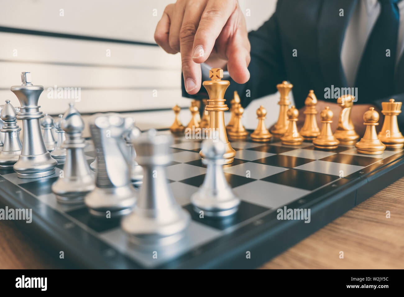 Imprenditore leadership giocando a scacchi e pensare piano strategico su crash di rovesciare la squadra opposta e analizzare lo sviluppo per il successo di corp Foto Stock