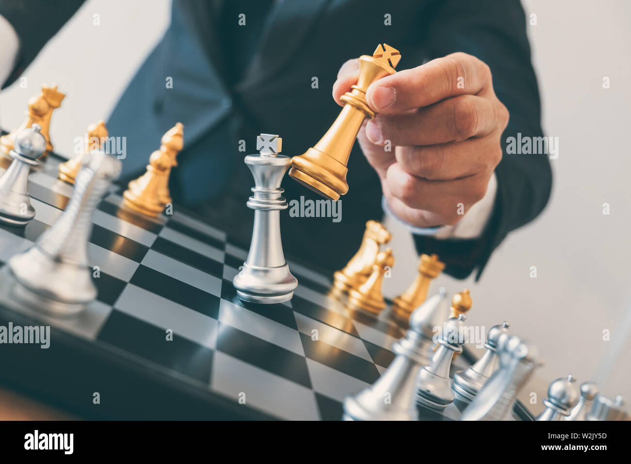 Imprenditore leadership giocando a scacchi e pensare piano strategico su crash di rovesciare la squadra opposta e analizzare lo sviluppo per il successo di corp Foto Stock