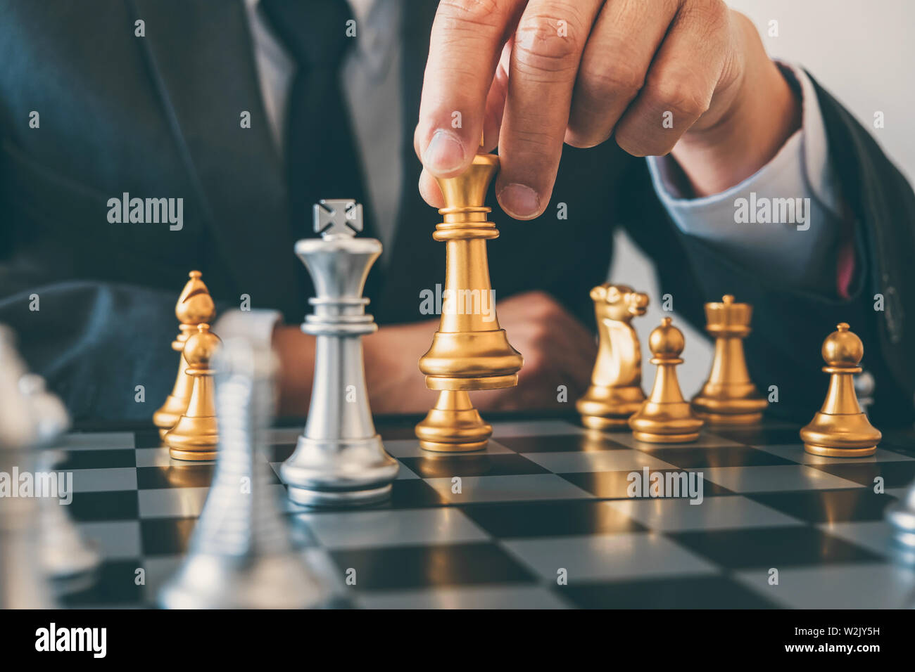 Imprenditore leadership giocando a scacchi e pensare piano strategico su crash di rovesciare la squadra opposta e analizzare lo sviluppo per il successo di corp Foto Stock