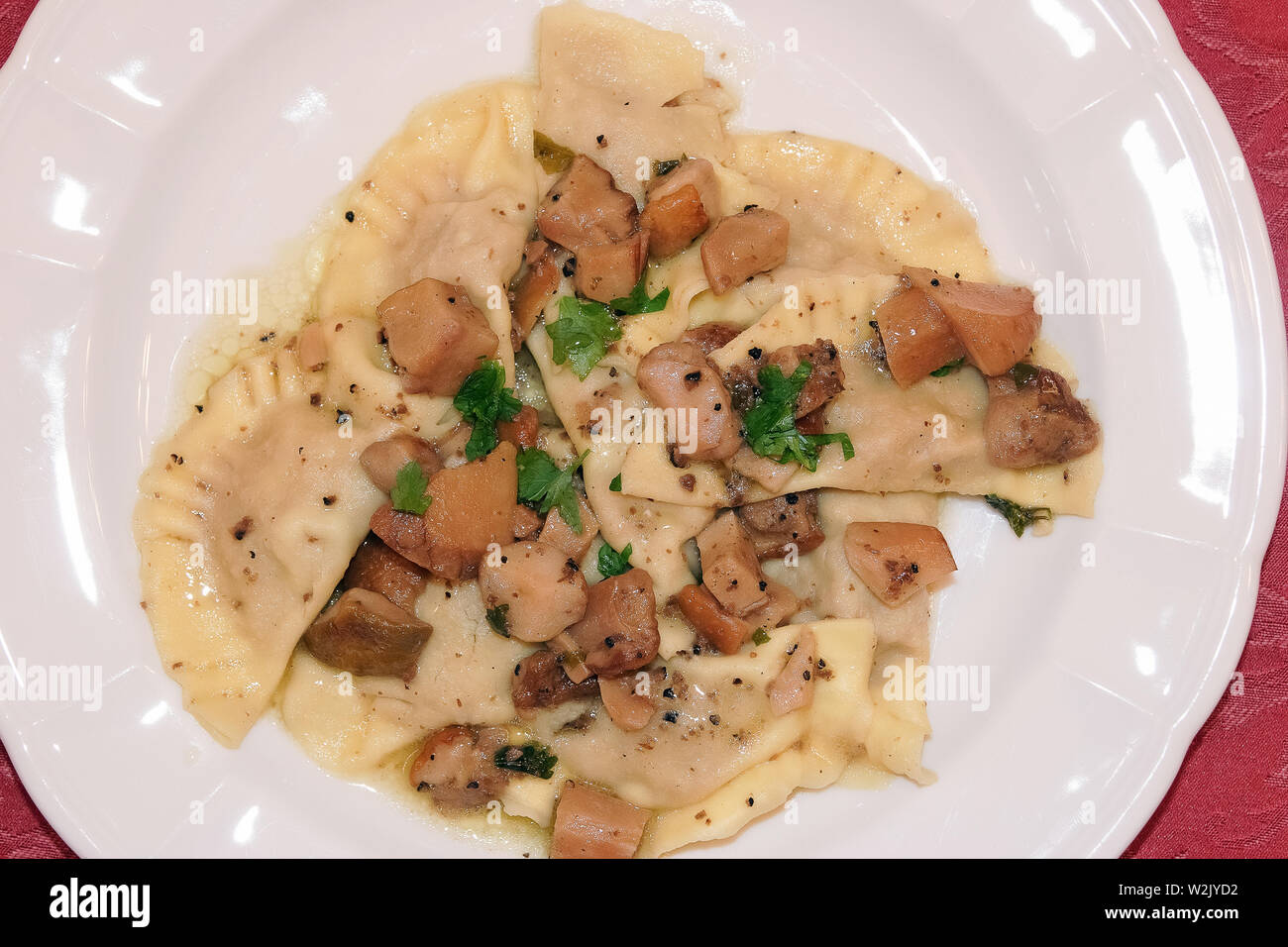 Italia Molise Mezzelune la Pasta ripiena di carne condita con tartufo e funghi porcini Foto Stock