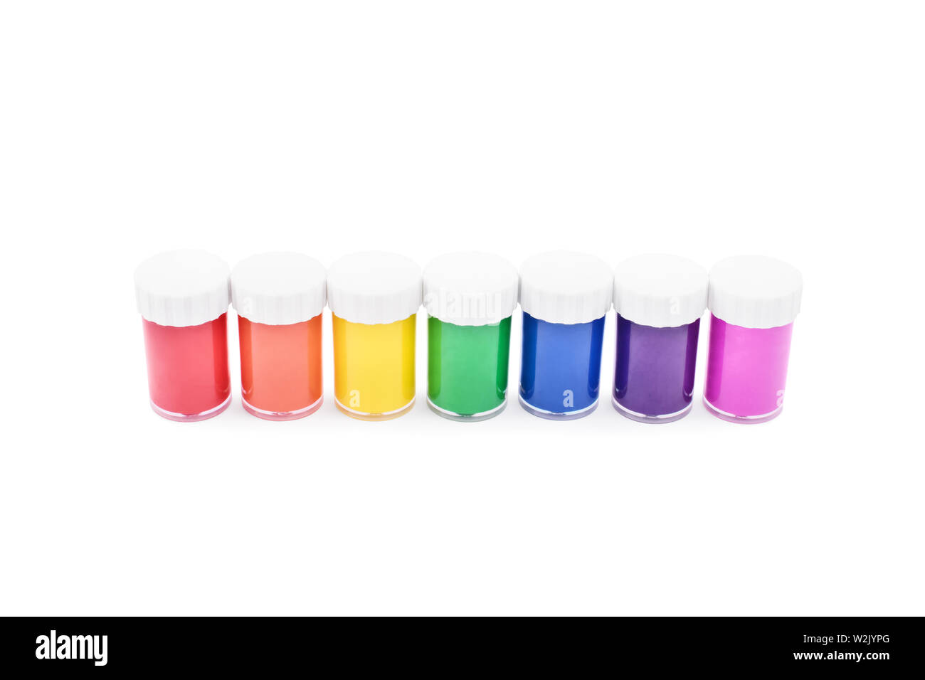 Vernice di colore di contenitori in vetro, ordinato dal rainbow spettro cromatico, isolato su sfondo bianco. Foto Stock