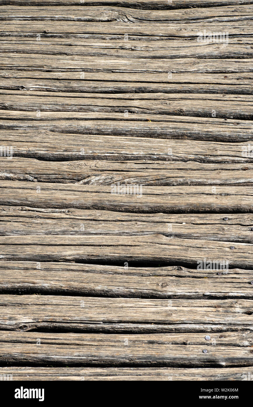 Mossy tavole di legno del lungomare che conduce attraverso il Parco Nazionale dei Laghi di Plitvice, Croazia Foto Stock