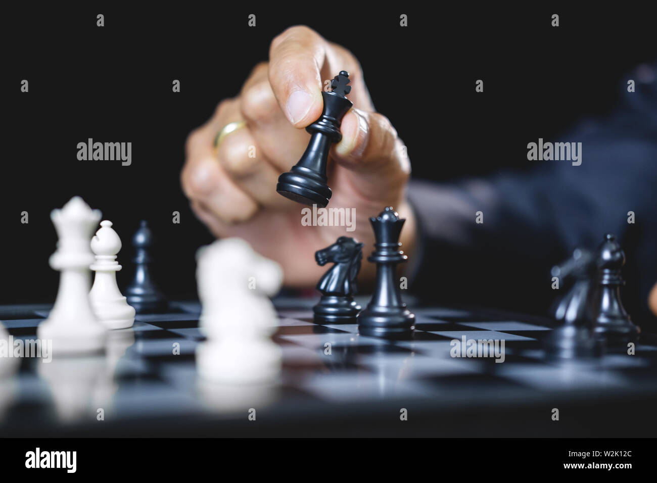 Imprenditore giocando a scacchi e strategia di pensiero circa il crash di rovesciare la squadra opposta e analisi di sviluppo per vincere e di successo. Foto Stock