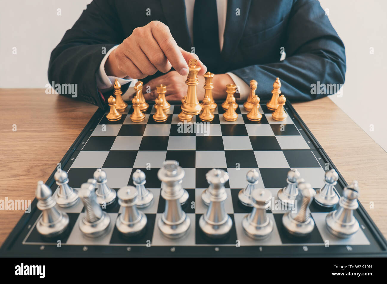 Imprenditore leadership giocando a scacchi e pensare piano strategico su crash di rovesciare la squadra opposta e analizzare lo sviluppo per il successo di corp Foto Stock