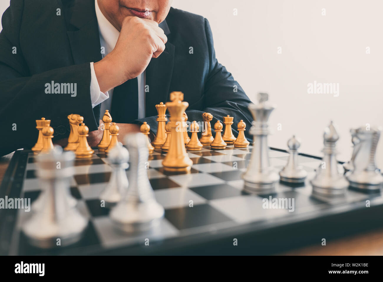 Imprenditore leadership giocando a scacchi e pensare piano strategico su crash di rovesciare la squadra opposta e analizzare lo sviluppo per il successo di corp Foto Stock