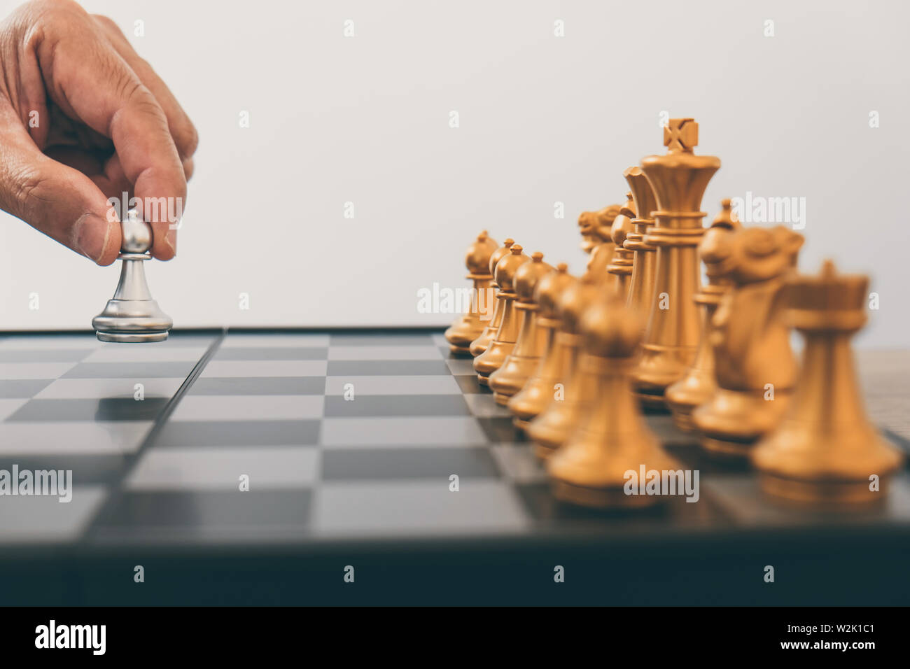 Imprenditore leadership giocando a scacchi e pensare piano strategico su crash di rovesciare la squadra opposta e analizzare lo sviluppo per il successo di corp Foto Stock