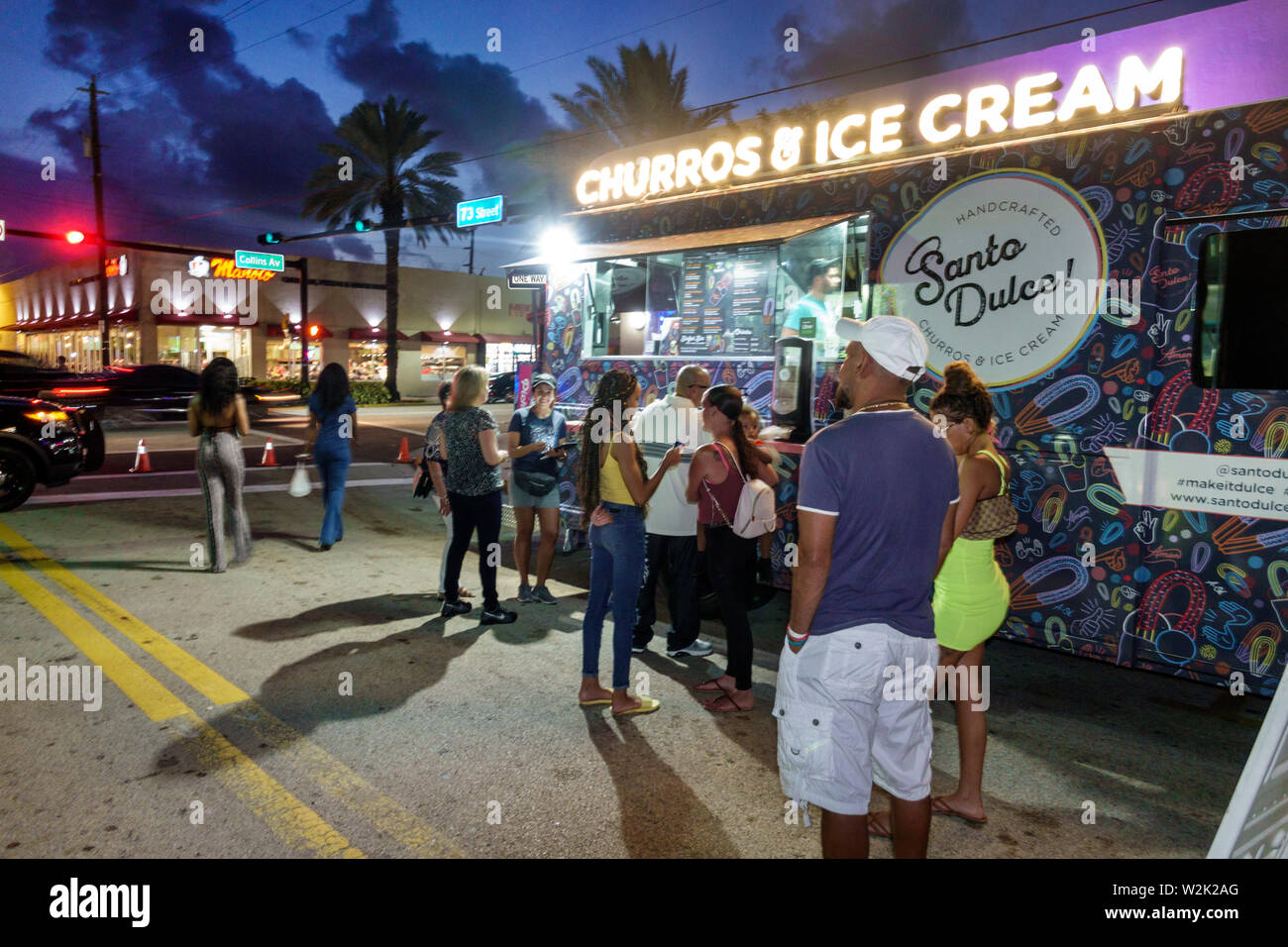 Miami Beach Florida,North Beach,Food Truck & Music Fest,notte sera crepuscolo,uomo ispanico uomini maschio,donna donne donne,residenti,churros,FL190704003 Foto Stock