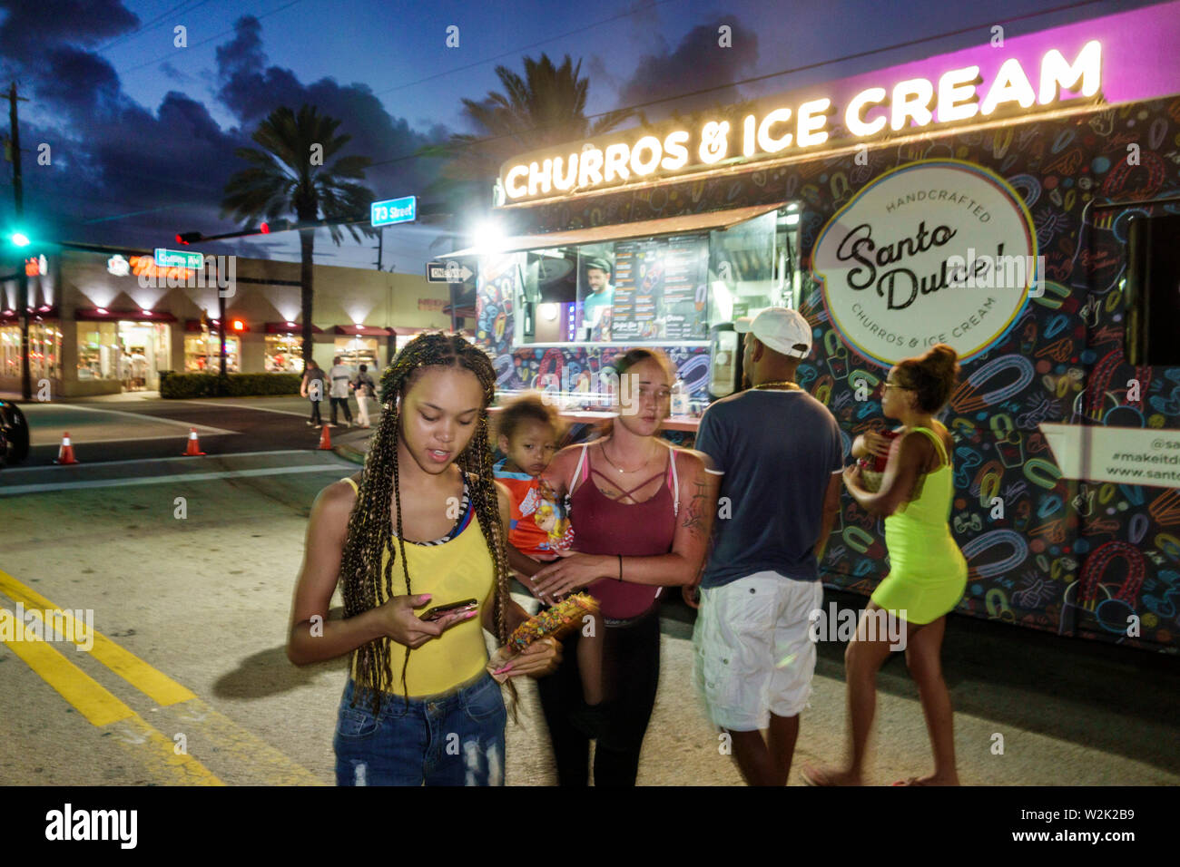 Miami Beach Florida, North Beach, Food Truck & Music Fest, notte notte notte notte notte notte notte notte notte crepuscolo, ispanico Latino latino immigrati etnici minoranza, adulto Foto Stock
