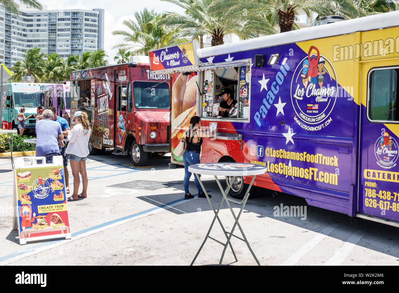 Miami Beach Florida, North Beach, Fire on the Fourth Festival 4 luglio evento annuale, food Truck sportello clienti, i visitatori viaggiano Foto Stock