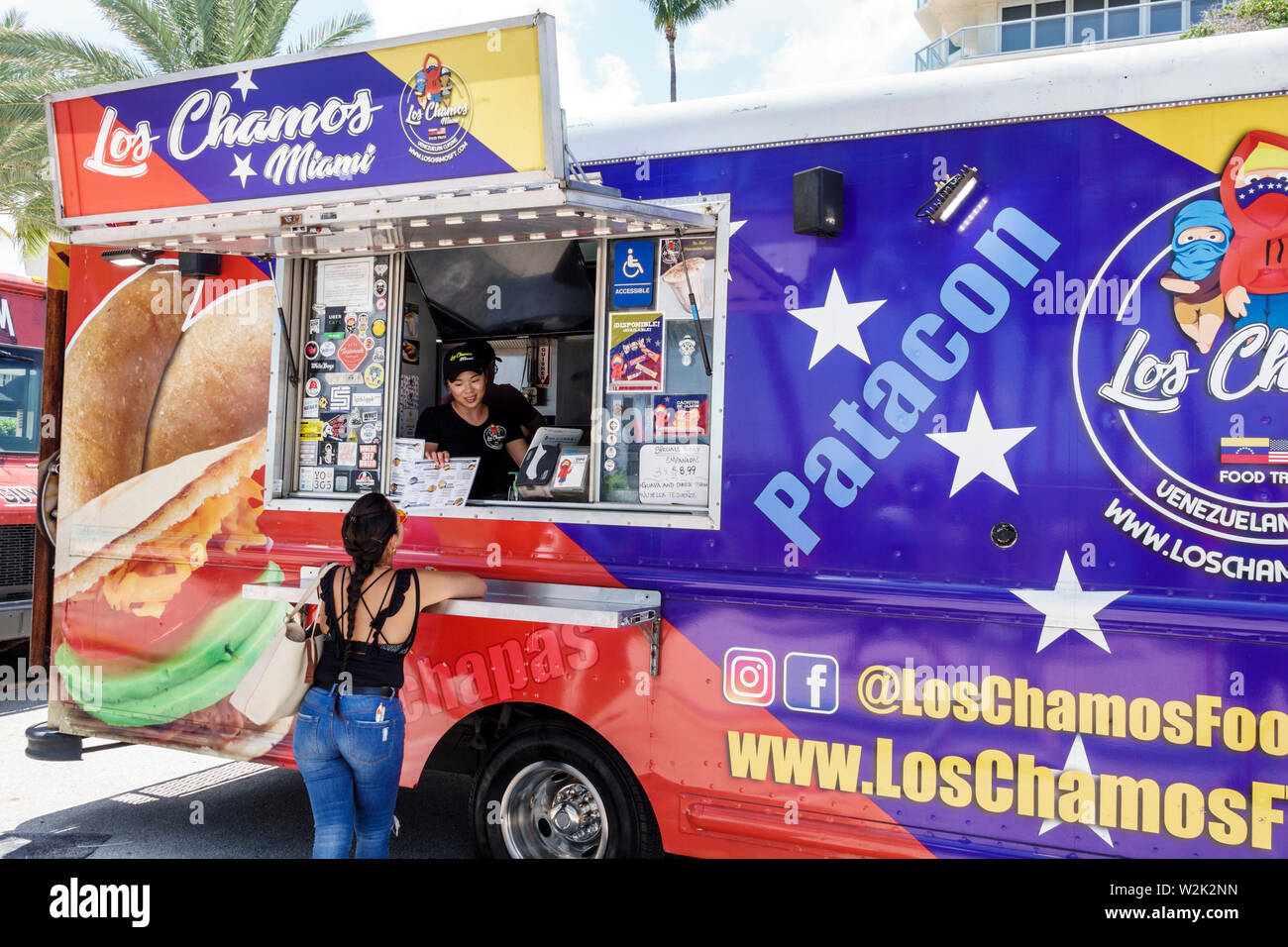 Miami Beach Florida, North Beach, Fire on the Fourth Festival 4 luglio annuale food truck furgone customer window counter, FL190704031 Foto Stock