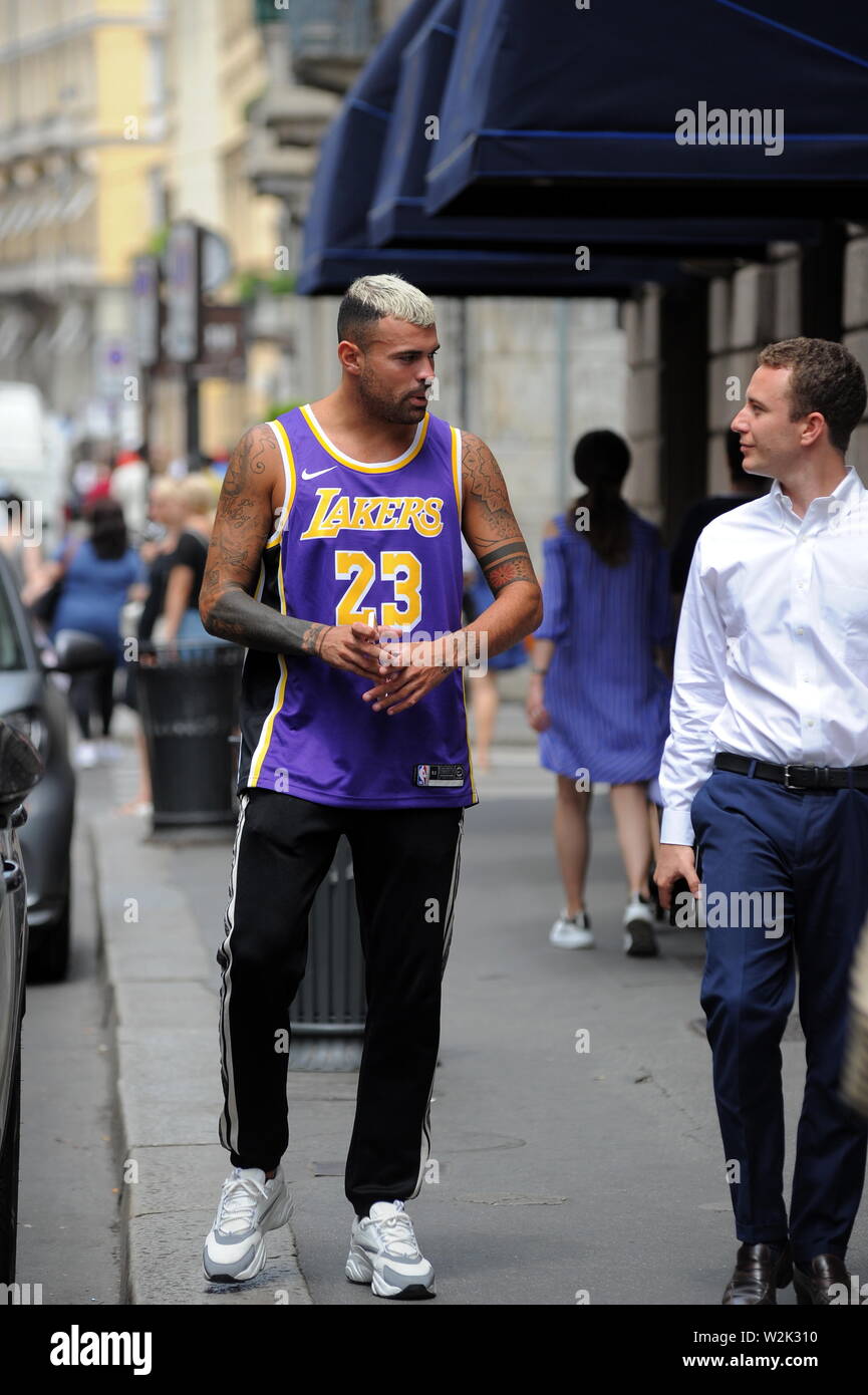 Milano, Sfera Ebbasta e Andrea Petagna andare all'Iceberg sfilata di moda  il famoso rapper SFERA EBBASTA E ANDREA PETAGNA, il riscontro dell'Atalanta  arrivare in centro a guardare l'iceberg fashion show. Quindi decidono