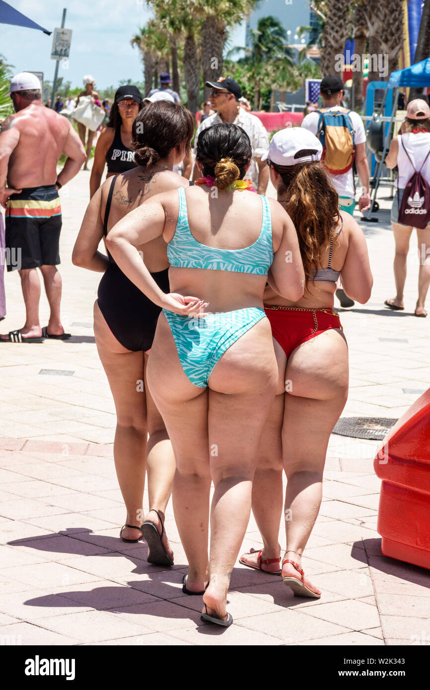 Miami Beach Florida,North Beach,Fire on the Fourth Festival 4 luglio annuale donna donne, amici,obesità obese grasso pesante pump rotund Foto Stock