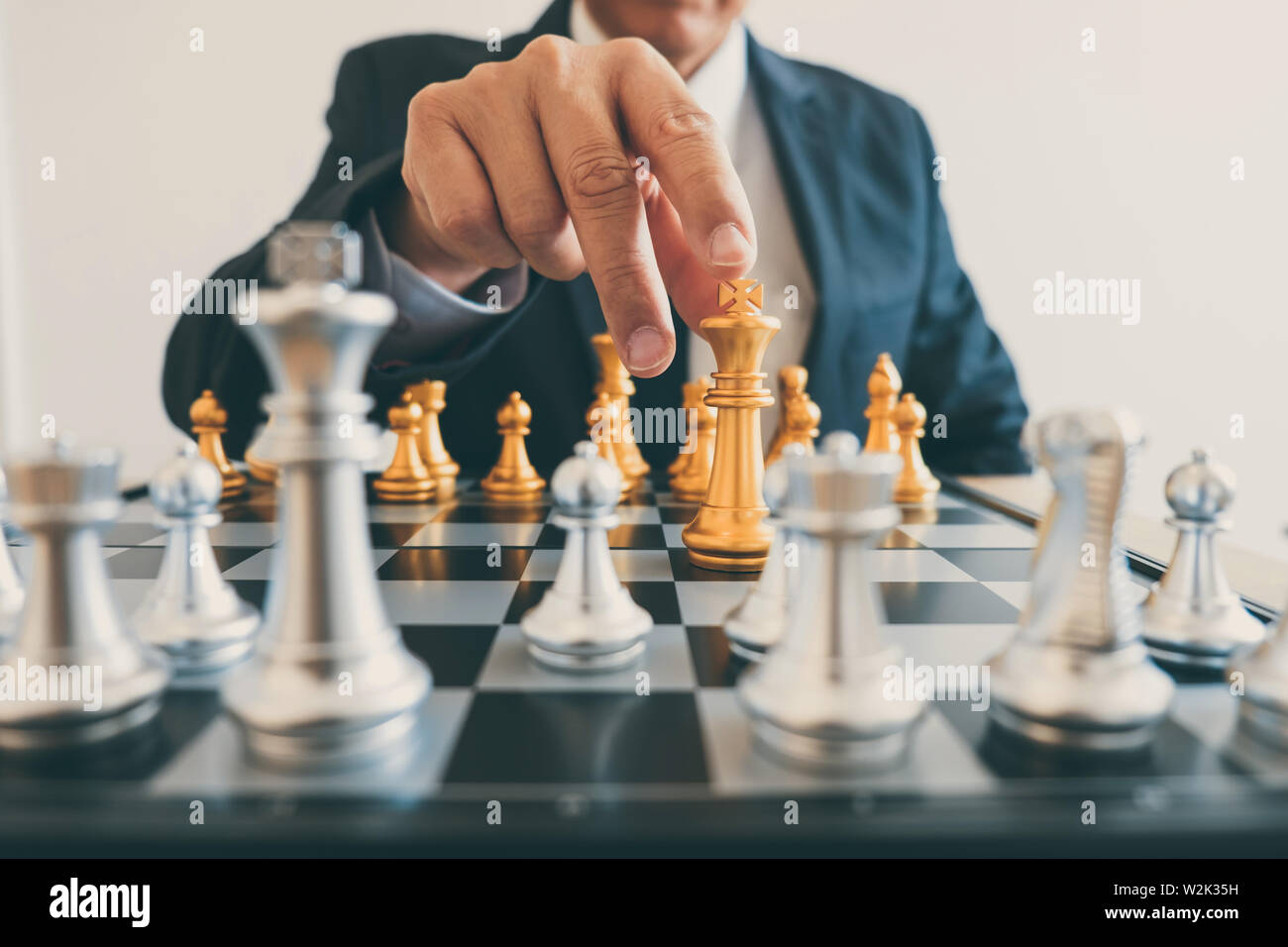 Imprenditore leadership giocando a scacchi e pensare piano strategico su crash di rovesciare la squadra opposta e analizzare lo sviluppo per il successo di corp Foto Stock