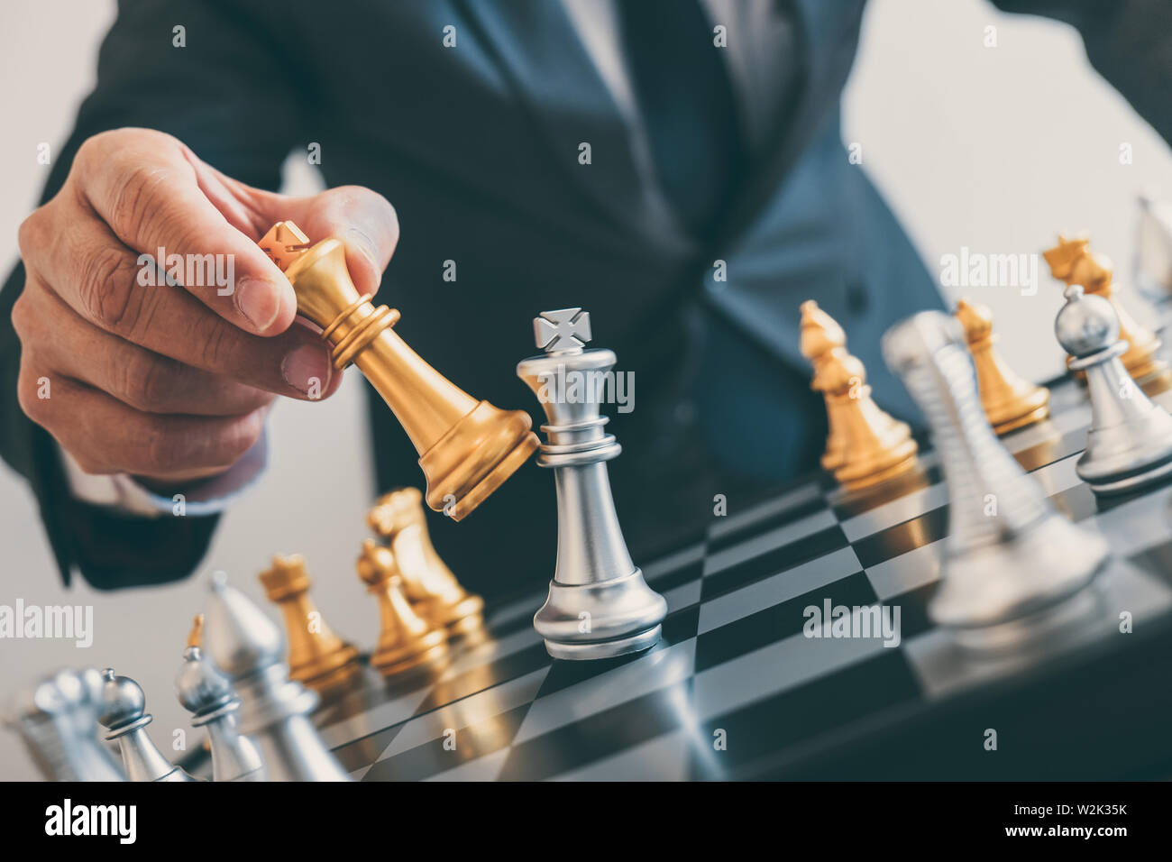 Imprenditore leadership giocando a scacchi e pensare piano strategico su crash di rovesciare la squadra opposta e analizzare lo sviluppo per il successo di corp Foto Stock