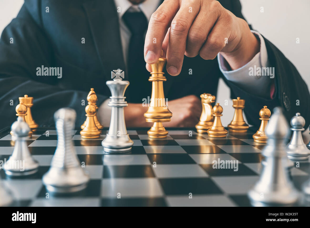 Imprenditore leadership giocando a scacchi e pensare piano strategico su crash di rovesciare la squadra opposta e analizzare lo sviluppo per il successo di corp Foto Stock