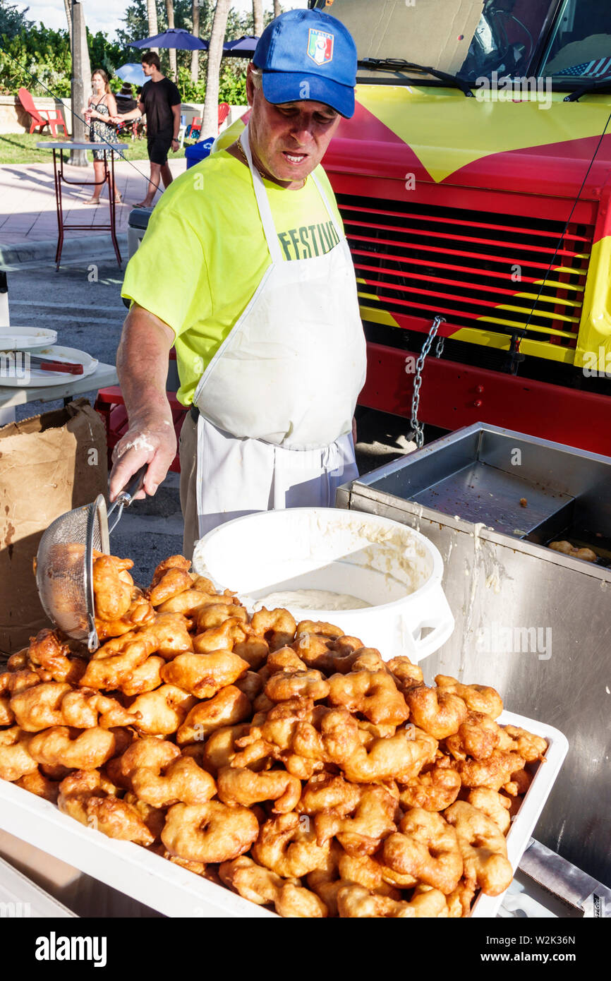 Miami Beach Florida, North Beach, Fire on the Fourth Festival 4 luglio fornitore di cibo annuale, uomo ispanico uomini maschio, cuoco, frittelle, FL190704053 Foto Stock