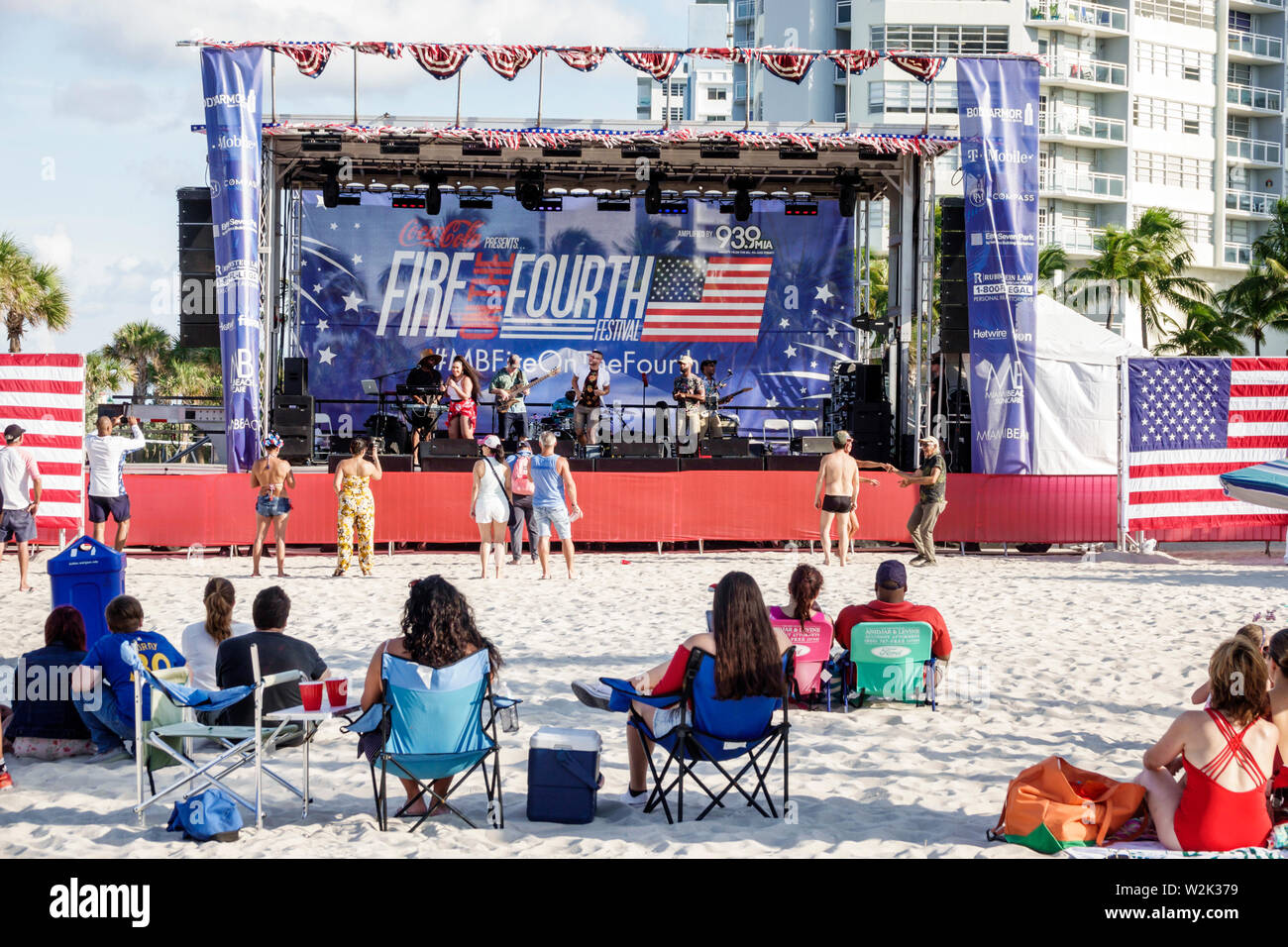 Miami Beach Florida, North Beach, Fire on the Fourth Festival 4 luglio evento annuale, palcoscenico, musicisti artisti concerto gratuito, visitatori in viaggio Foto Stock