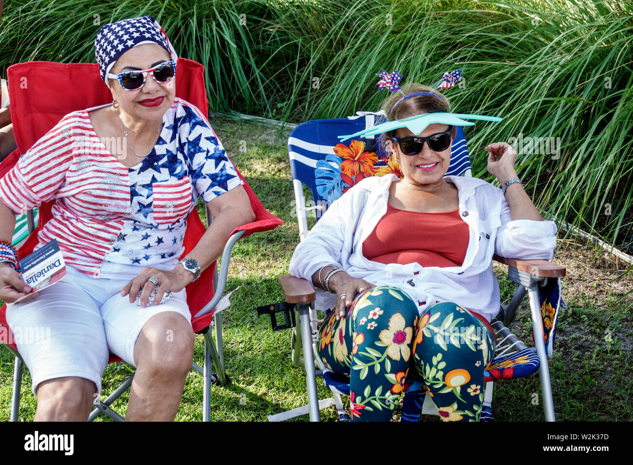 Miami Beach Florida,North Beach,Fire on the Fourth Festival 4 luglio annuale donna ispanica donne, amici, stelle patriottiche e strisce moda bandiera Foto Stock