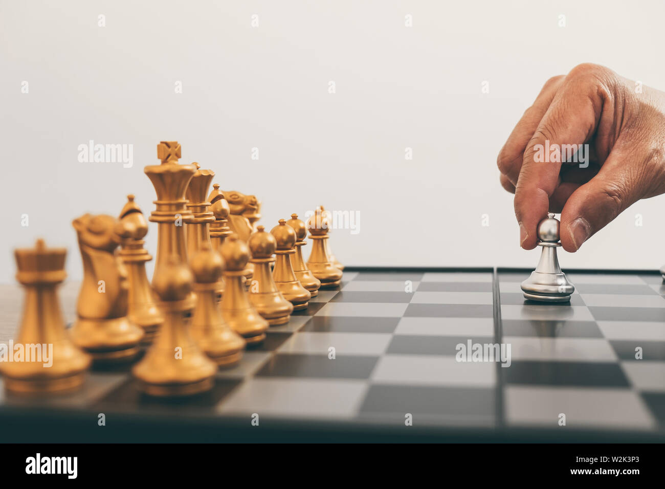 Imprenditore leadership giocando a scacchi e pensare piano strategico su crash di rovesciare la squadra opposta e analizzare lo sviluppo per il successo di corp Foto Stock