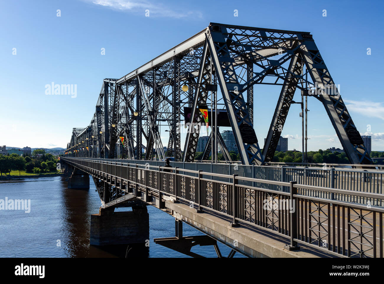 Ponte di Alexandra a Ottawa durante il giorno Foto Stock