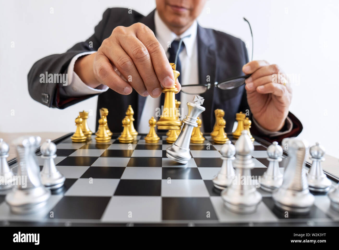 Imprenditore leadership giocando a scacchi e pensare piano strategico su crash di rovesciare la squadra opposta e analizzare lo sviluppo per il successo di corp Foto Stock